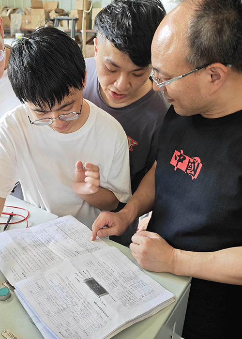 為某大學實驗室學生技術(shù)指導